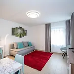 Lejlighed Lovely Apartman- Free Parking *