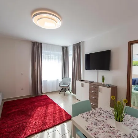 Lovely Apartman- Free Parking Apartment Pecs