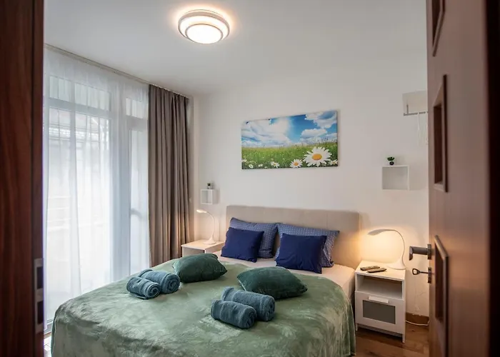 Lovely Apartman- Free Parking Апартаменты