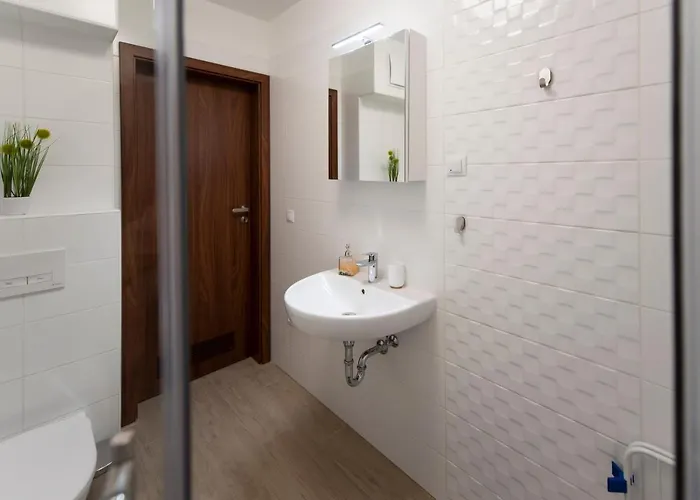 Lovely Apartman- Free Parking Апартаменты