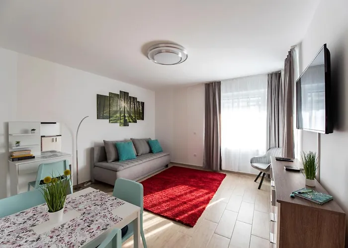Lovely Apartman- Free Parking Апартаменты