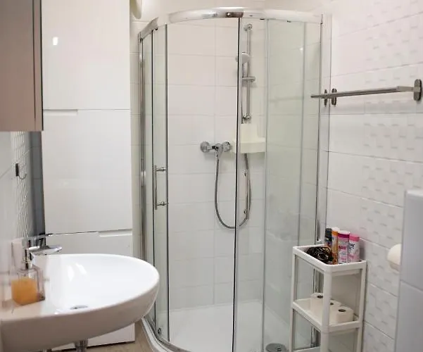 Апартаменты Lovely Apartman- Free Parking Печ