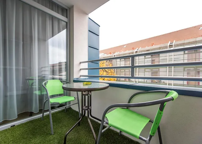 Lovely Apartman- Free Parking Апартаменты