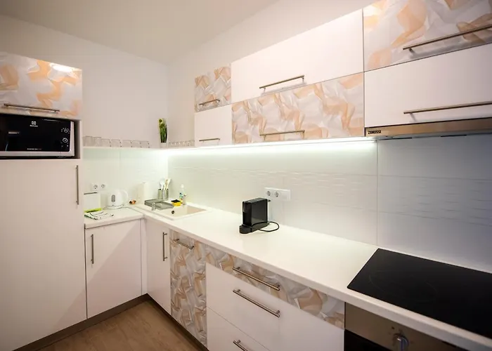 Lovely Apartman- Free Parking Апартаменты